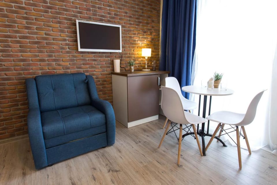 TV and multimedia, Seating area, Dining area
