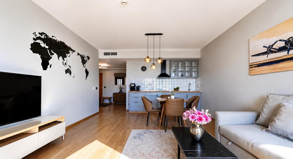 TV and multimedia, Kitchen or kitchenette, Living room, Seating area, Evening entertainment