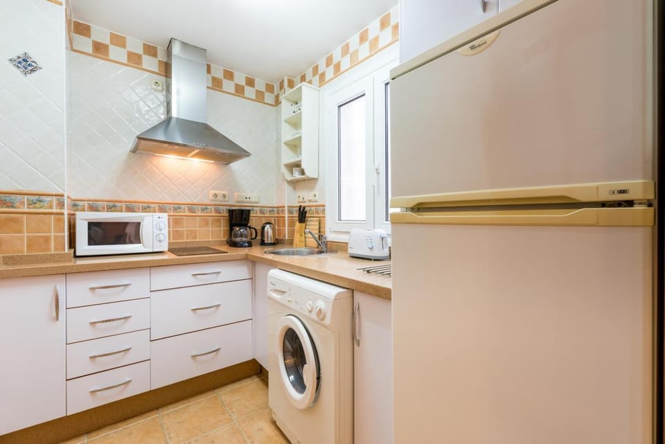 Kitchen or kitchenette, minibar, stove, toaster, washing machine