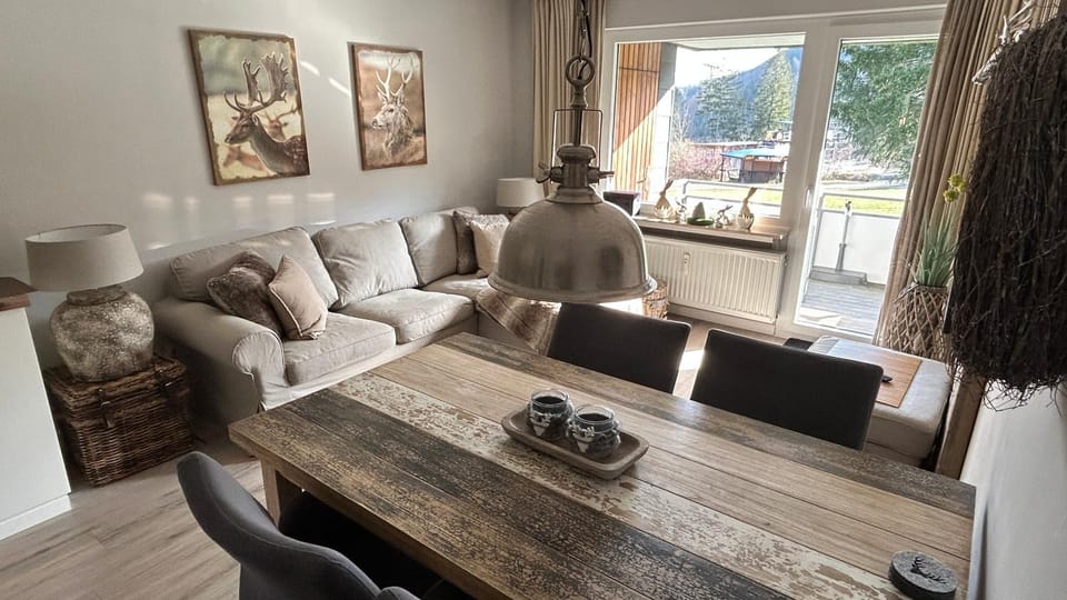 Day, TV and multimedia, Balcony/Terrace, Living room, Photo of the whole room, Decorative detail, Decorative detail, Seating area, Dining area, Garden view, Mountain view, Mountain view