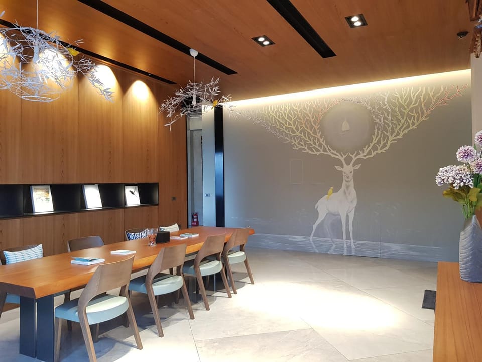 Communal lounge/ TV room, Library, Decorative detail, On site