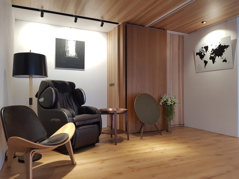 Communal lounge/ TV room, Library, Lounge or bar, Decorative detail, On site