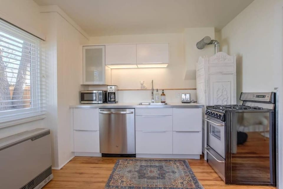 Vintage Tiny House CUTE 1BDRM Big Appeal House in Colorado Springs