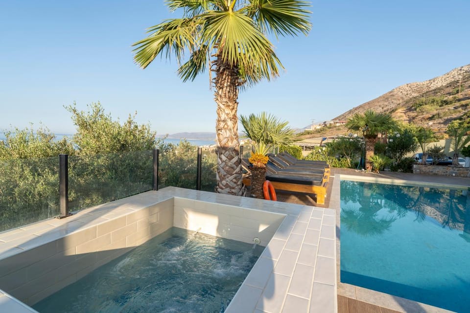 Day, Natural landscape, Hot Tub, Mountain view, Pool view, Swimming pool, sunbed