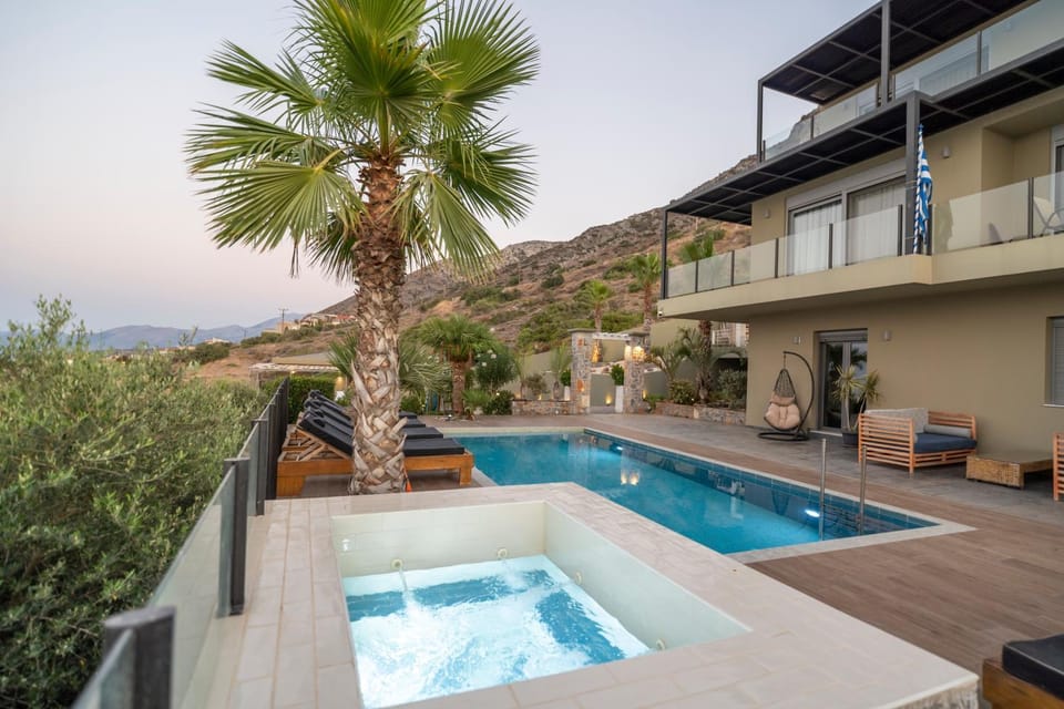 Property building, Patio, Day, Natural landscape, View (from property/room), Mountain view, Pool view, Swimming pool, sunbed