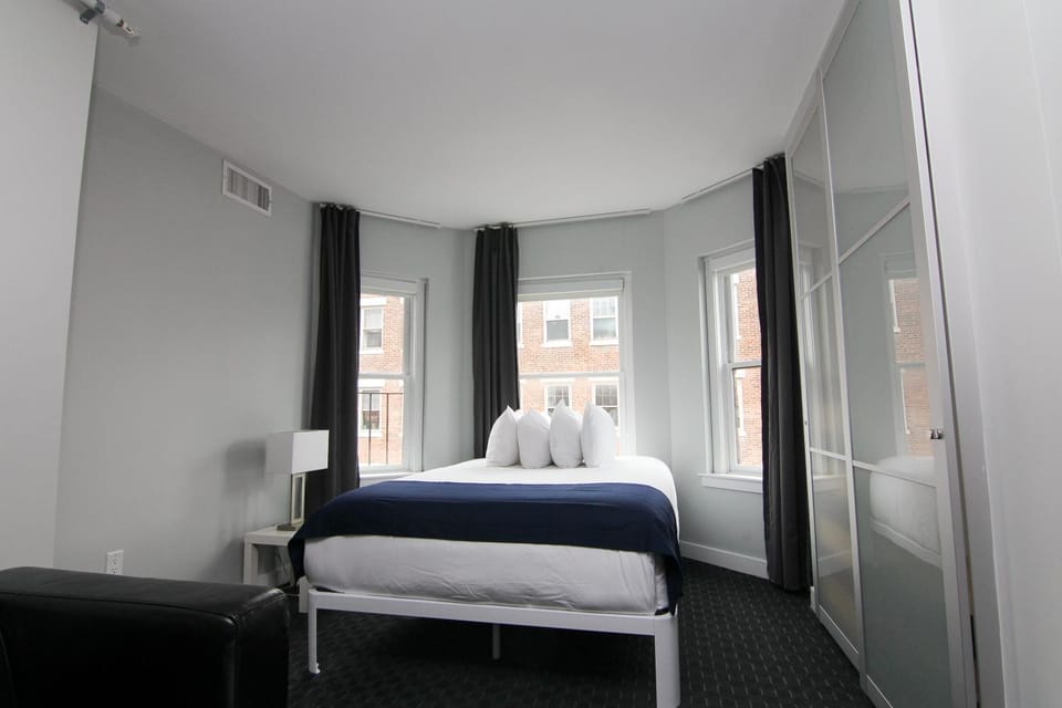 Bed, View (from property/room), Seating area, Bedroom, City view