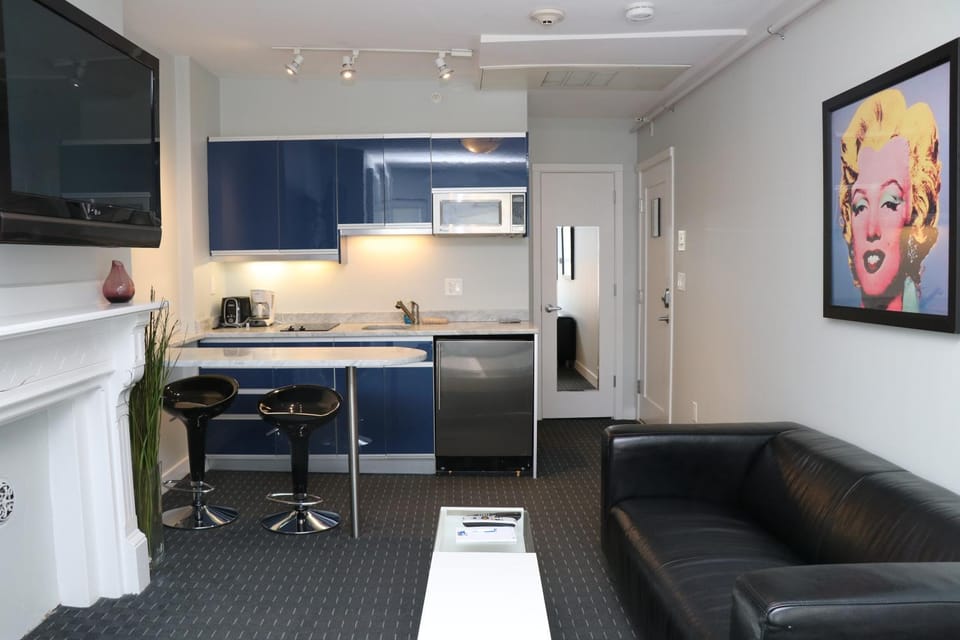 TV and multimedia, Kitchen or kitchenette, Living room, Seating area