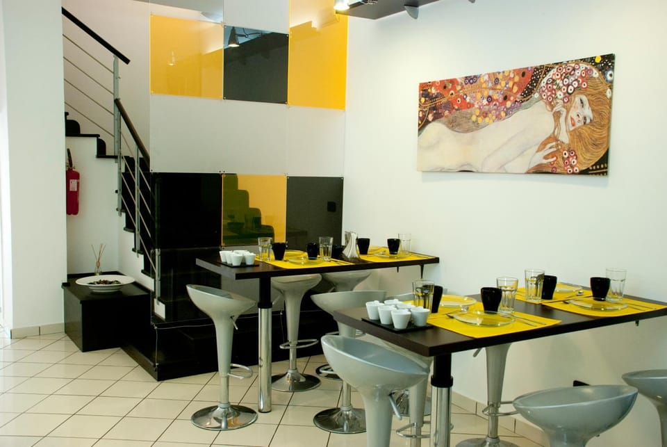 Restaurant/places to eat, Living room