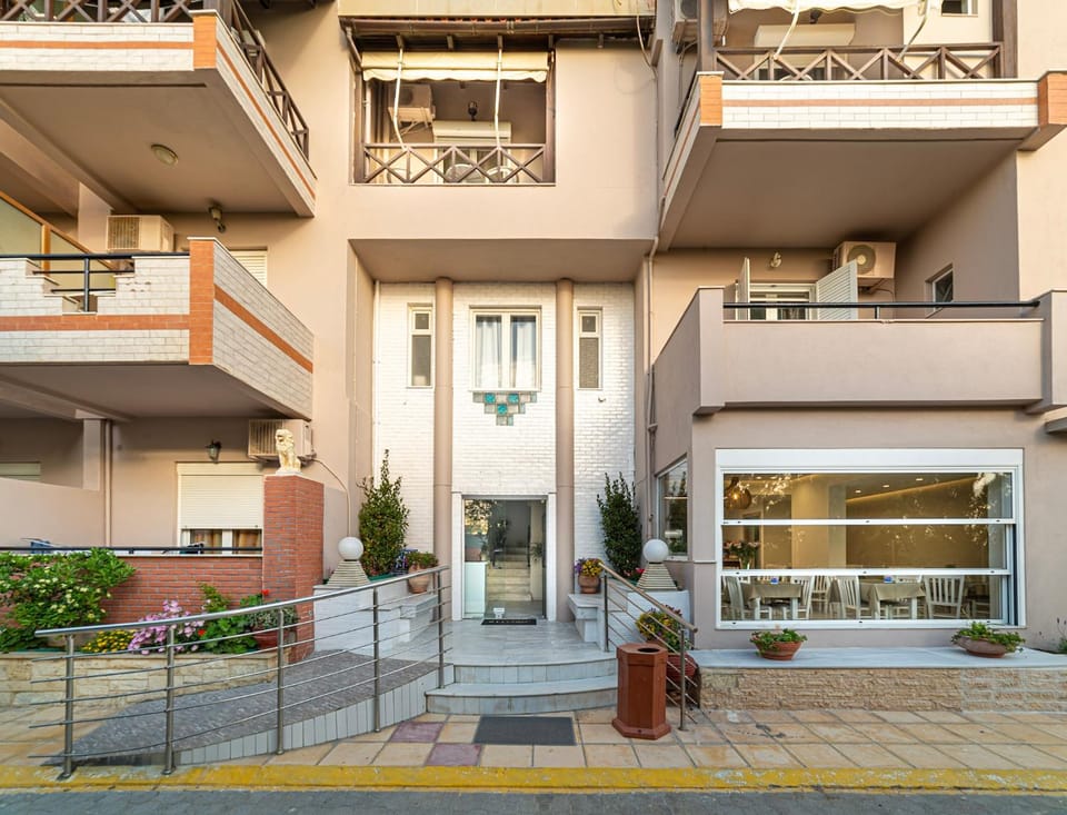 Property building, Facade/entrance, Day, Balcony/Terrace