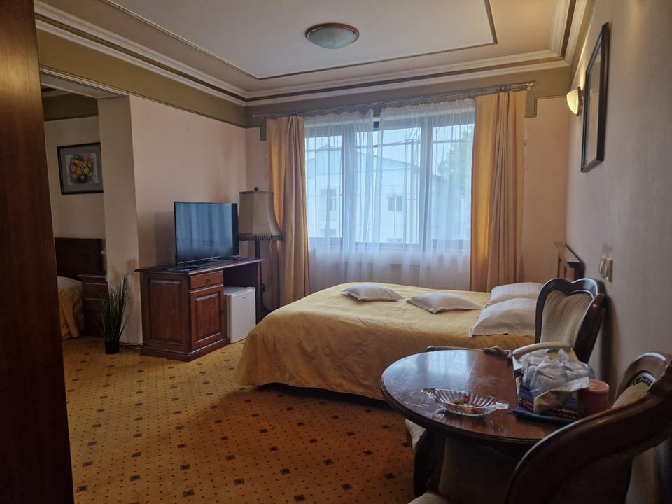 Communal lounge/ TV room, Bed, TV and multimedia, Living room, Photo of the whole room, Seating area, Bedroom, towels