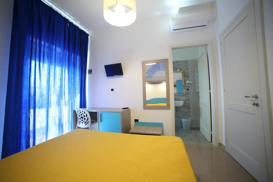Photo of the whole room, Decorative detail, Bedroom