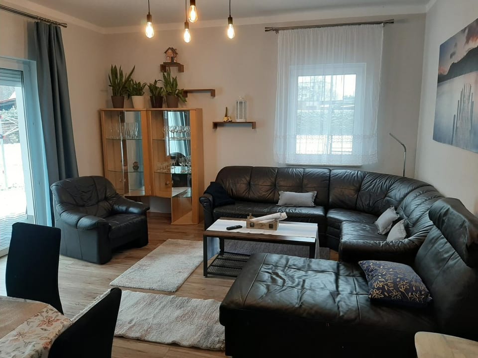 Photo of the whole room, Decorative detail