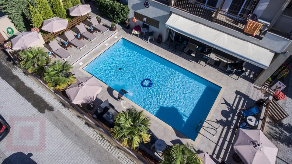 Bird's eye view, Pool view