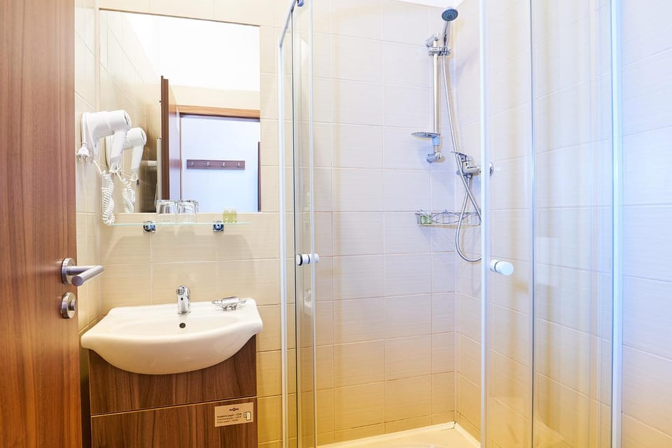 Shower, Toilet, Property building, Bathroom