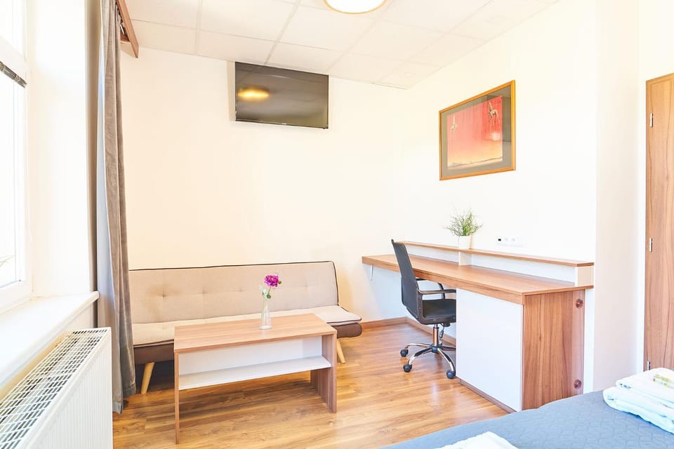 Property building, Bed, TV and multimedia, Seating area, Bedroom