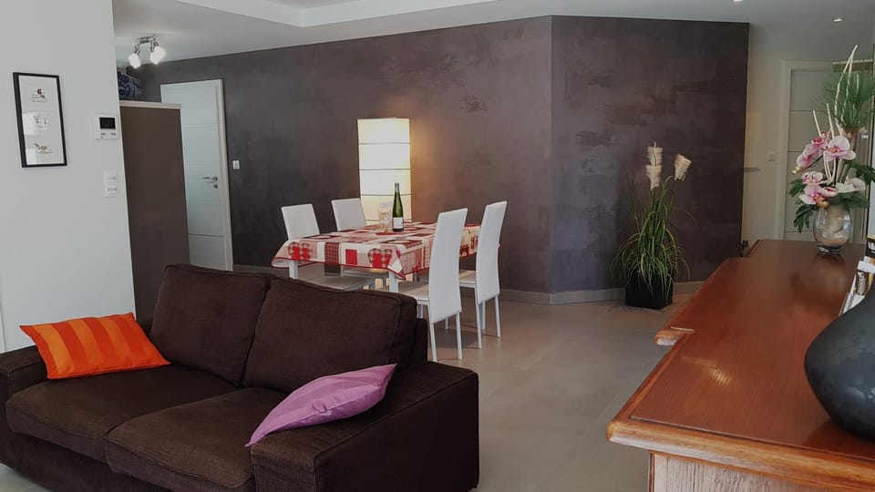 Living room, Seating area, Dining area