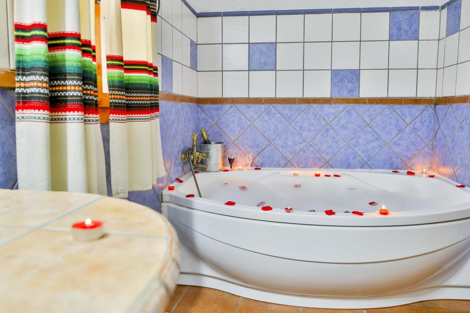 Hot Tub, Bathroom