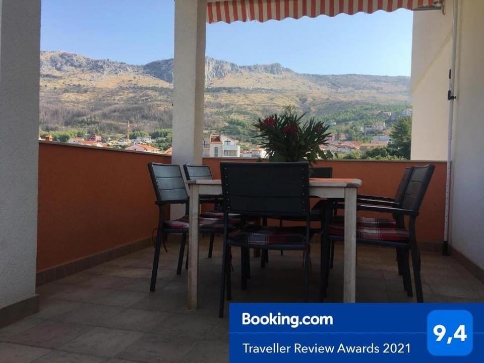 Modern Red & Blue Apartment Apartment in Podstrana