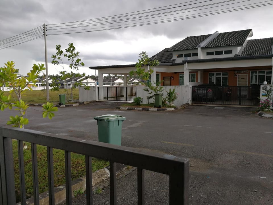 Address No 915, Lorong Uni Central 13, Taman Uni Central, Kuching Samarahan Expressway House in Kuching