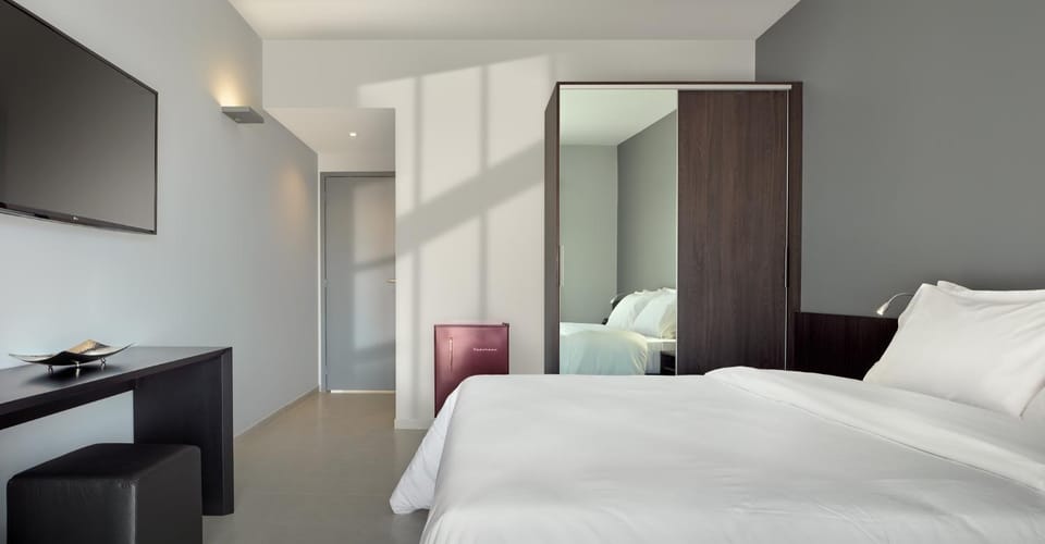 Bed, TV and multimedia, Photo of the whole room