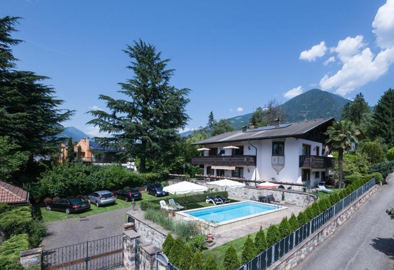 Property building, Day, Garden, Garden view, Mountain view, Pool view, Swimming pool, Parking, sunbed