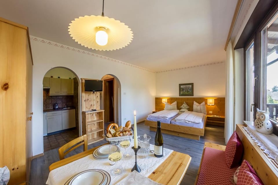 Bed, TV and multimedia, Kitchen or kitchenette, Dining area, Bedroom