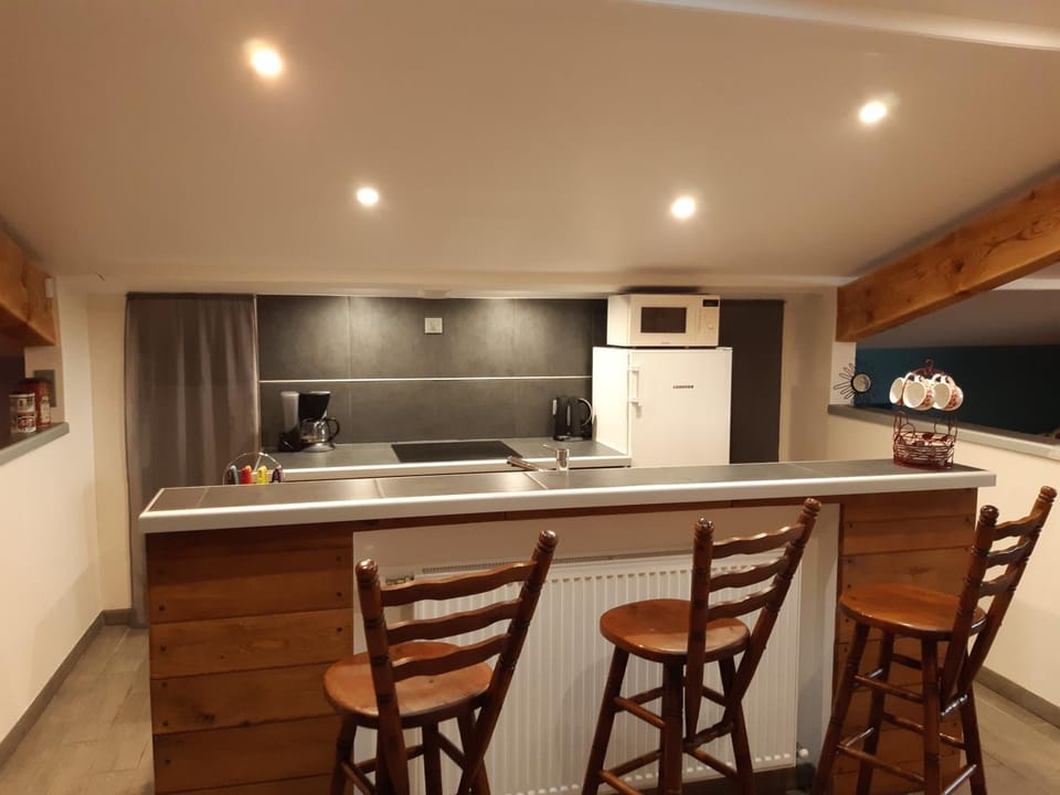 Kitchen or kitchenette, Lounge or bar