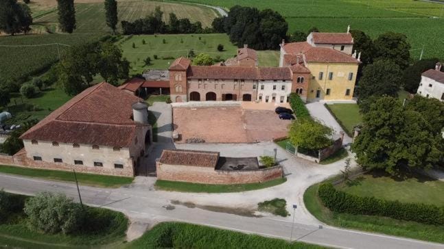 Bird's eye view, Location