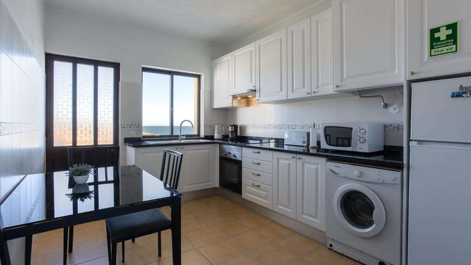 Coffee/tea facilities, Kitchen or kitchenette, Dining area