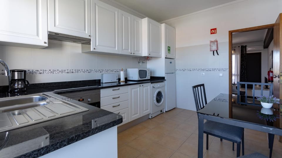 Coffee/tea facilities, Kitchen or kitchenette, Dining area