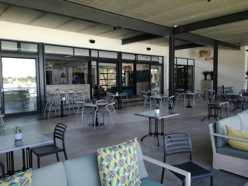 Restaurant/places to eat, Nightclub / DJ, Lounge or bar
