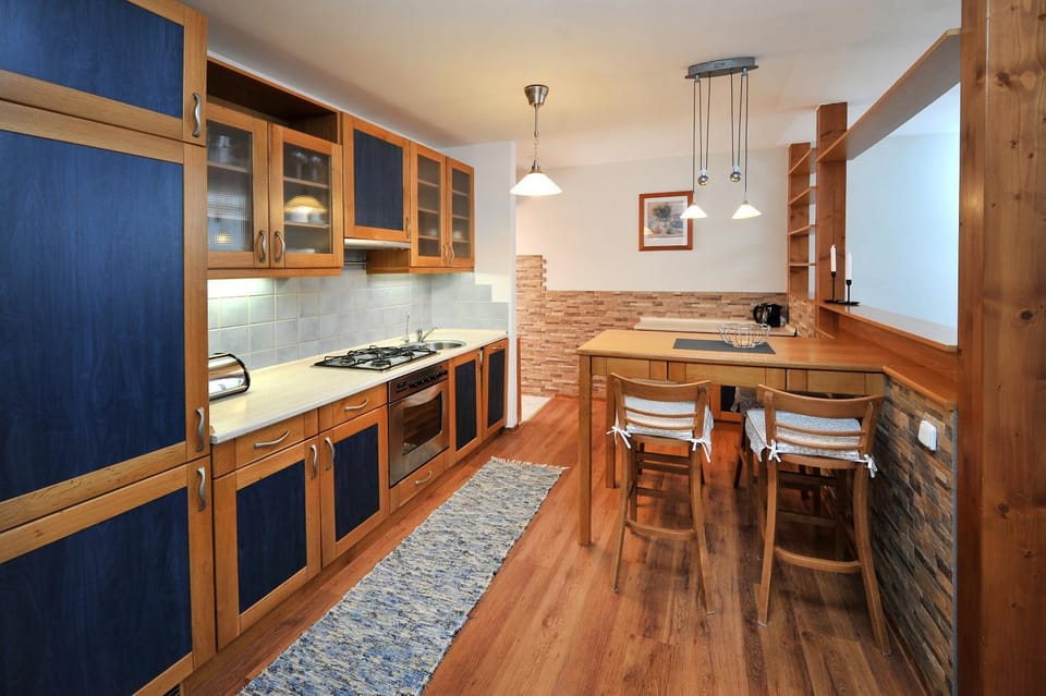 Kitchen or kitchenette, Photo of the whole room, Dining area