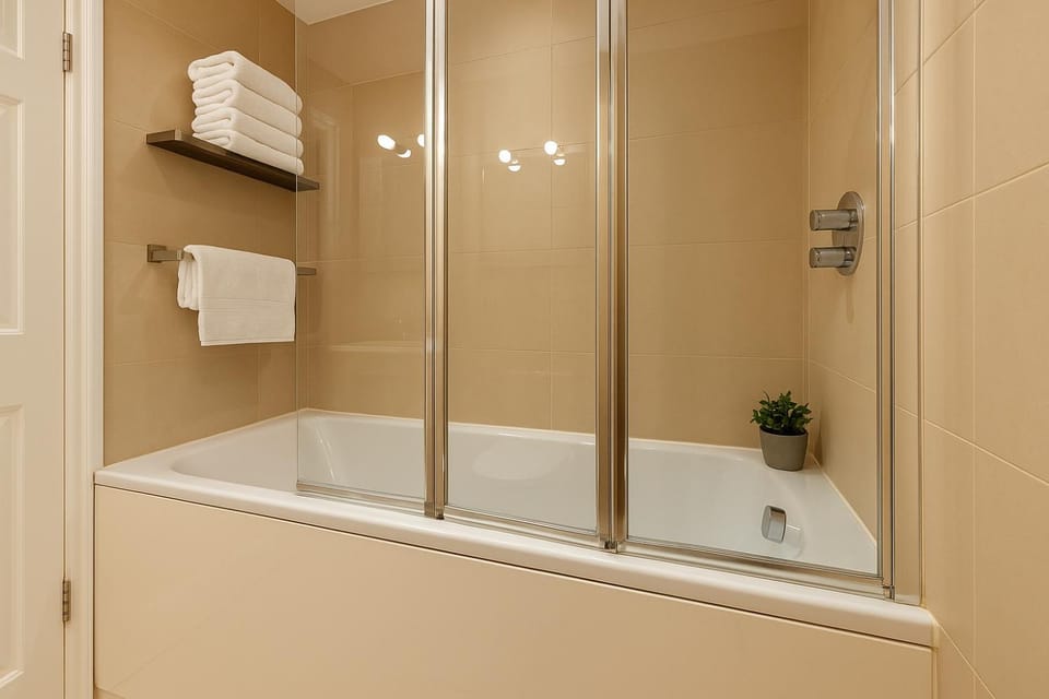 Bathroom, Bath, towels