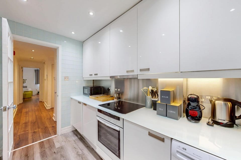 Coffee/tea facilities, oven, stove, kitchen
