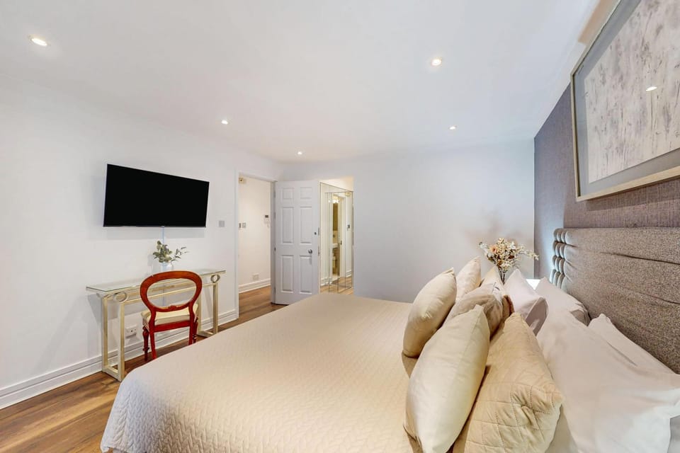 Bed, TV and multimedia, Bedroom, wardrobe