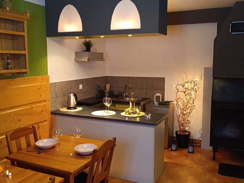 Kitchen or kitchenette, Dining area, stove