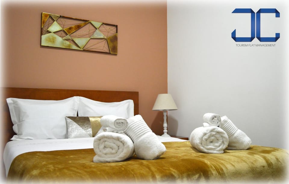 Bed, Photo of the whole room, Bedroom, towels