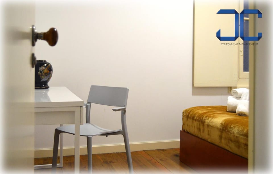 Bed, Seating area, Bedroom