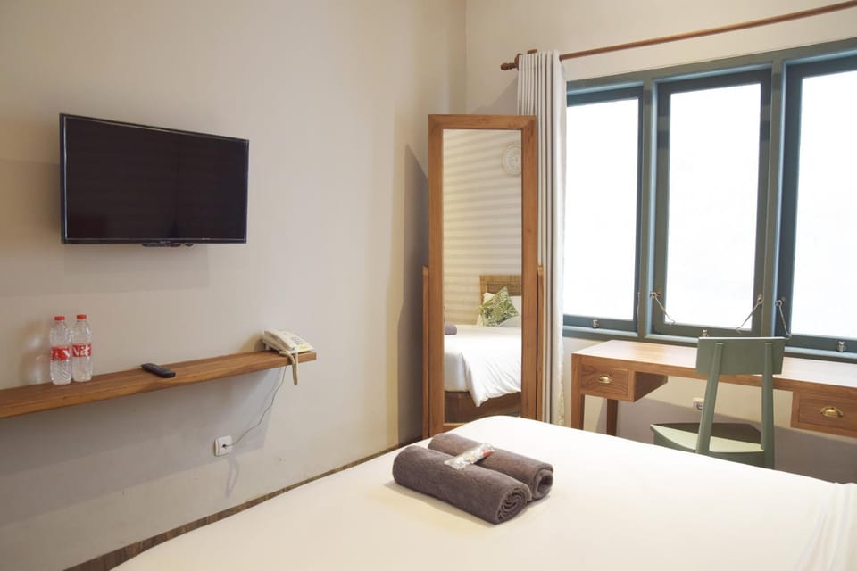 Bed, TV and multimedia, Photo of the whole room, Bedroom