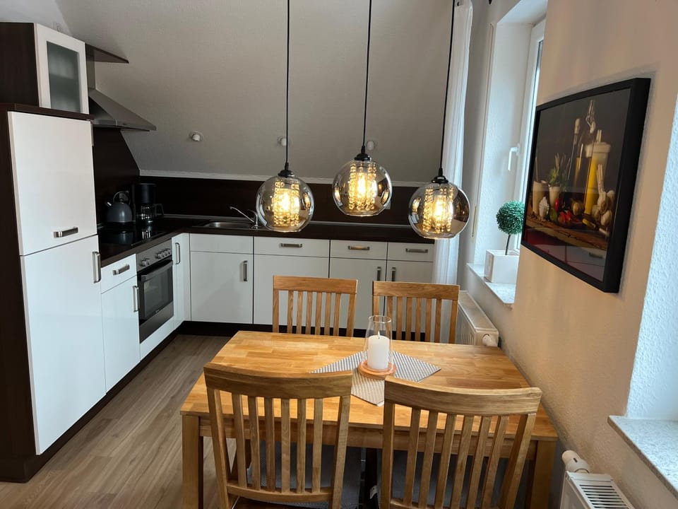 Kitchen or kitchenette, Dining area