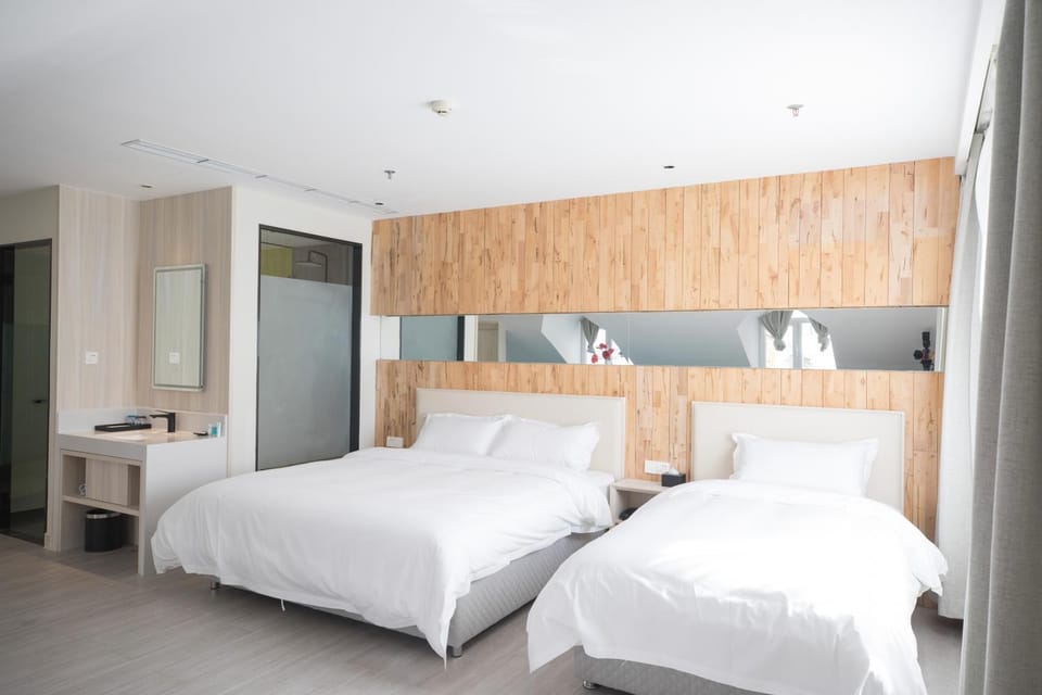 Seating area, Bedroom, bunk bed