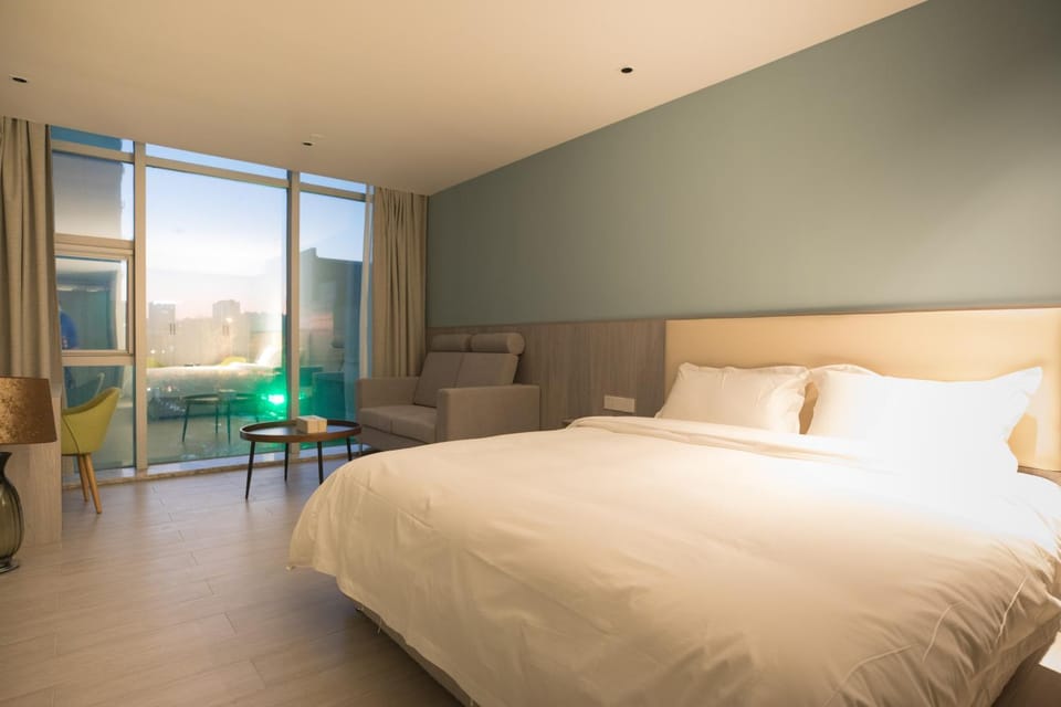 TV and multimedia, Living room, Seating area, Bedroom