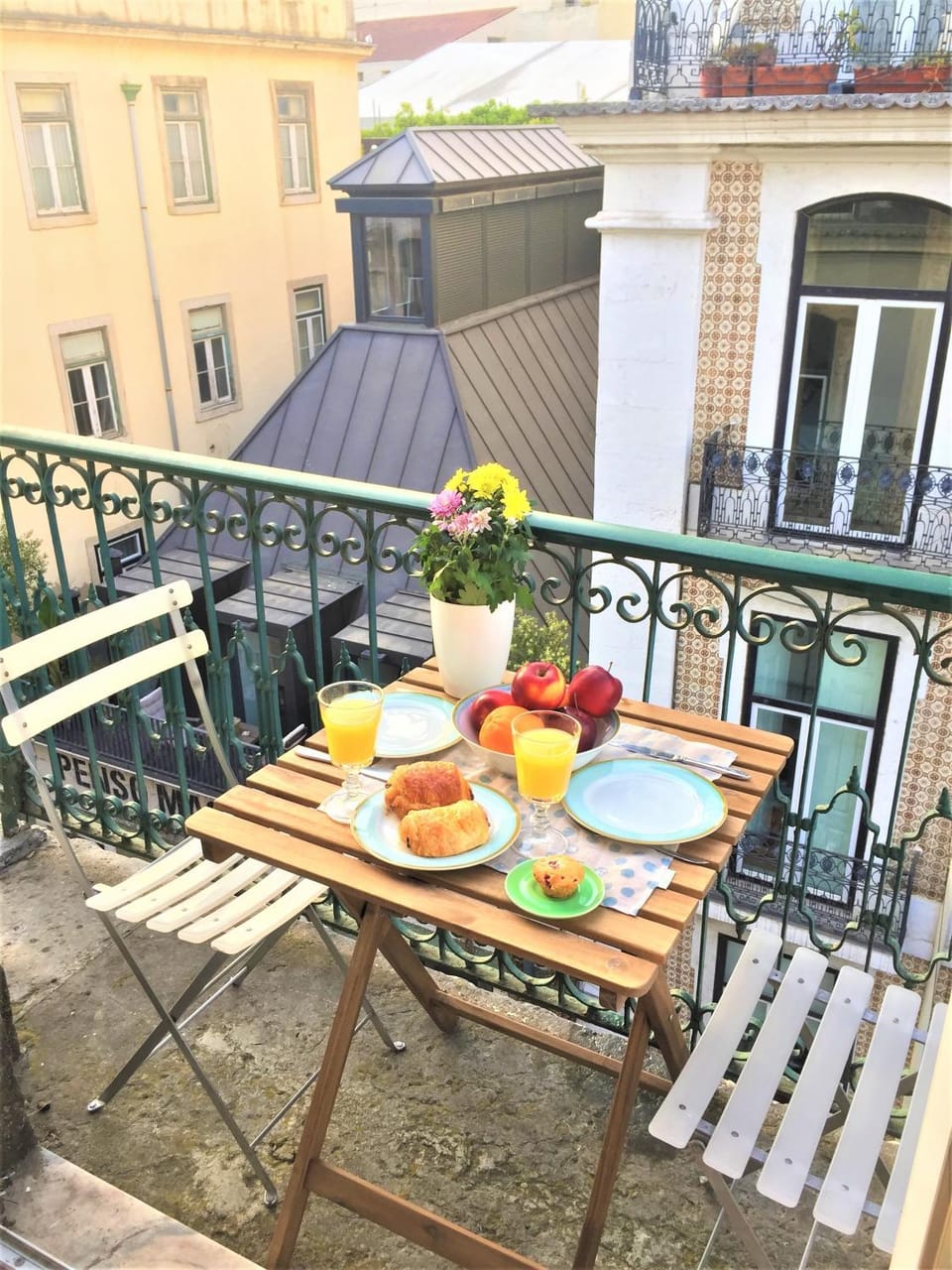Balcony/Terrace, Food and drinks, Quiet street view