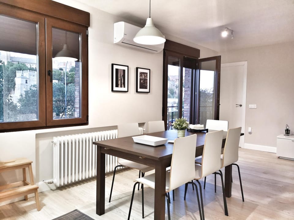 Coffee/tea facilities, Balcony/Terrace, Kitchen or kitchenette, Living room, Seating area, Dining area, On site, City view, Landmark view, River view, Street view