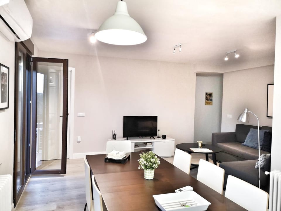 Communal lounge/ TV room, TV and multimedia, Coffee/tea facilities, Balcony/Terrace, Living room, Seating area, Dining area, On site