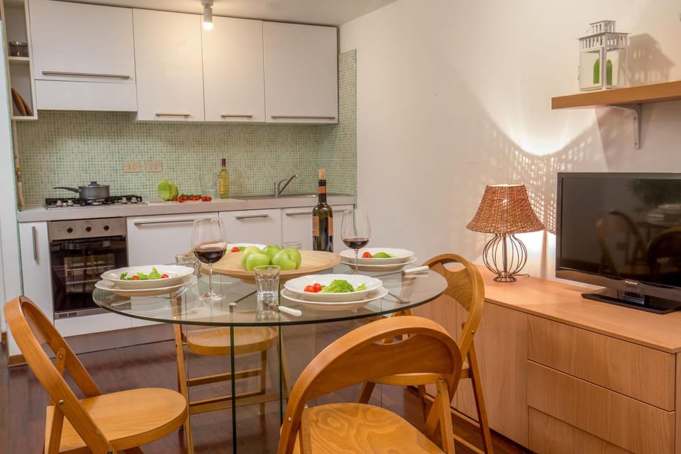 Kitchen or kitchenette, Dining area