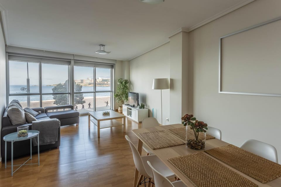 APTO ESPECTACULAR CON VISTAS PLAYA RIAZOR Apartment in A Coruna