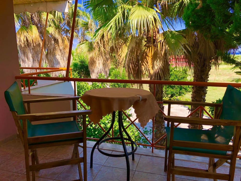 Communal lounge/ TV room, Balcony/Terrace