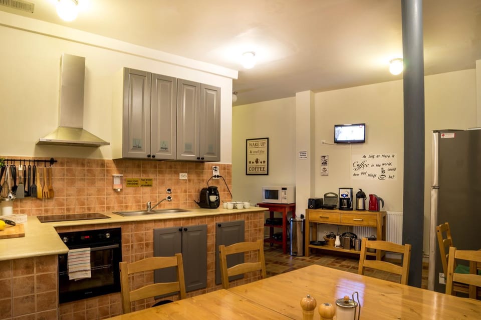 Kitchen or kitchenette, Kitchen or kitchenette, Photo of the whole room, Decorative detail, On site
