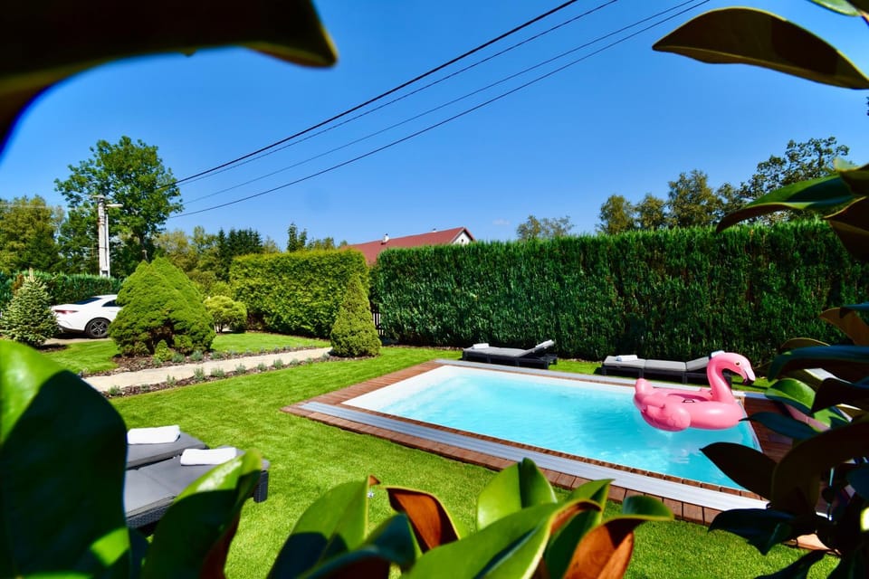 Natural landscape, Garden, Evening entertainment, Pool view, Swimming pool, Parking, sunbed